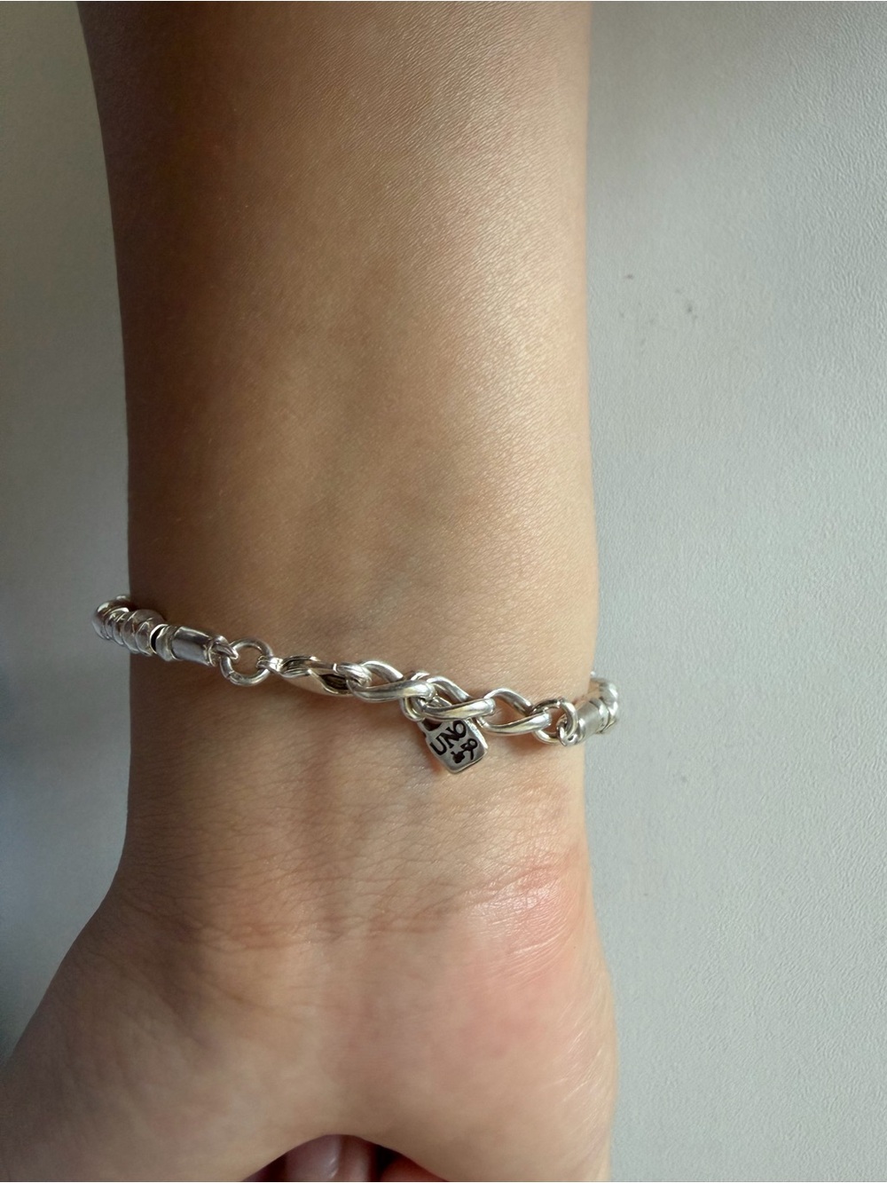 UNO de 50 Silver Chain Bracelet with Logo Charm - Picture 2 of 5